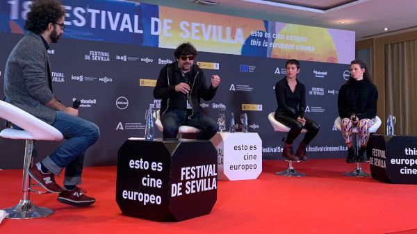 Santi Amodeo intenta entender las redes sociales de las adolescentes en 'Las gentiles' 1 Santi Amodeo intenta entender las redes sociales de las adolescentes en 'Las gentiles' 1