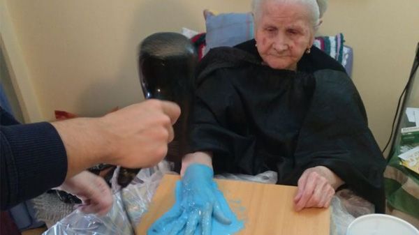 Una modelo de manos de más de 100 años para 'La abuela' 1 Una modelo de manos de más de 100 años para 'La abuela' 1