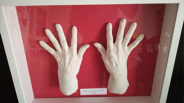 Una modelo de manos de más de 100 años para 'La abuela' 2 Una modelo de manos de más de 100 años para 'La abuela' 2