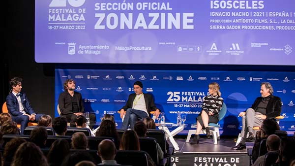 Ignacio Nacho se divierte con comedia, tragedia, cuernos e ironía en 'Isósceles' 1 Ignacio Nacho se divierte con comedia, tragedia, cuernos e ironía en 'Isósceles' 1