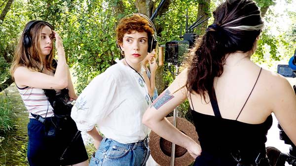 Clip en exclusiva de 'Las chicas están bien', el debut como directora de Itsaso Arana 1 Las chicas están bien
