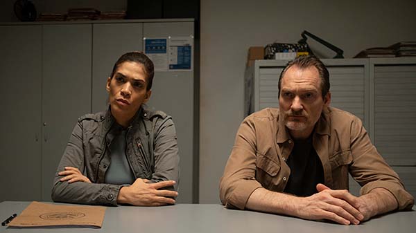 Tráiler de 'Upon entry', con Alberto Ammann y Bruna Cusí retenidos al intentar entrar en EEUU 1 Upon Entry