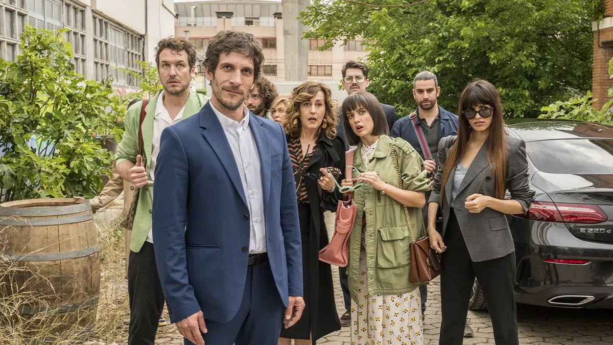 Tráiler de 'Al otro barrio': una agencia para ricos que se muda al vecindario más conflictivo de Madrid 3 Al otro barrio Quim Gutiérrez Mar Olid
