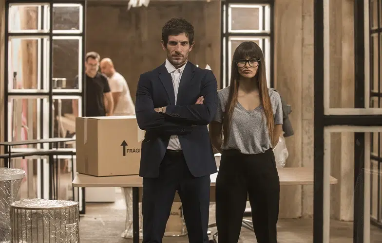Tráiler de 'Al otro barrio': una agencia para ricos que se muda al vecindario más conflictivo de Madrid 2 Al otro barrio