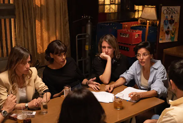 Tráiler de 'Las largas sombras', la serie de Clara Roquet sobre un grupo de amigas perseguidas por un secreto 3 Tráiler de 'Las largas sombras', la serie de Clara Roquet sobre un grupo de amigas perseguidas por un secreto 3
