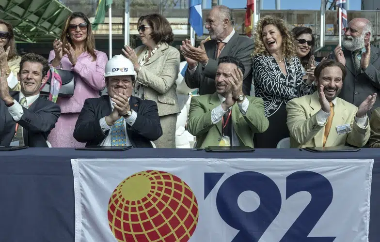 Tráiler de '1992', la serie de Álex de la Iglesia para Netflix sobre un asesino en serie que firma con Curro, la mascota de la Expo 6 Tráiler de '1992', la serie de Álex de la Iglesia para Netflix sobre un asesino en serie que firma con Curro, la mascota de la Expo 6