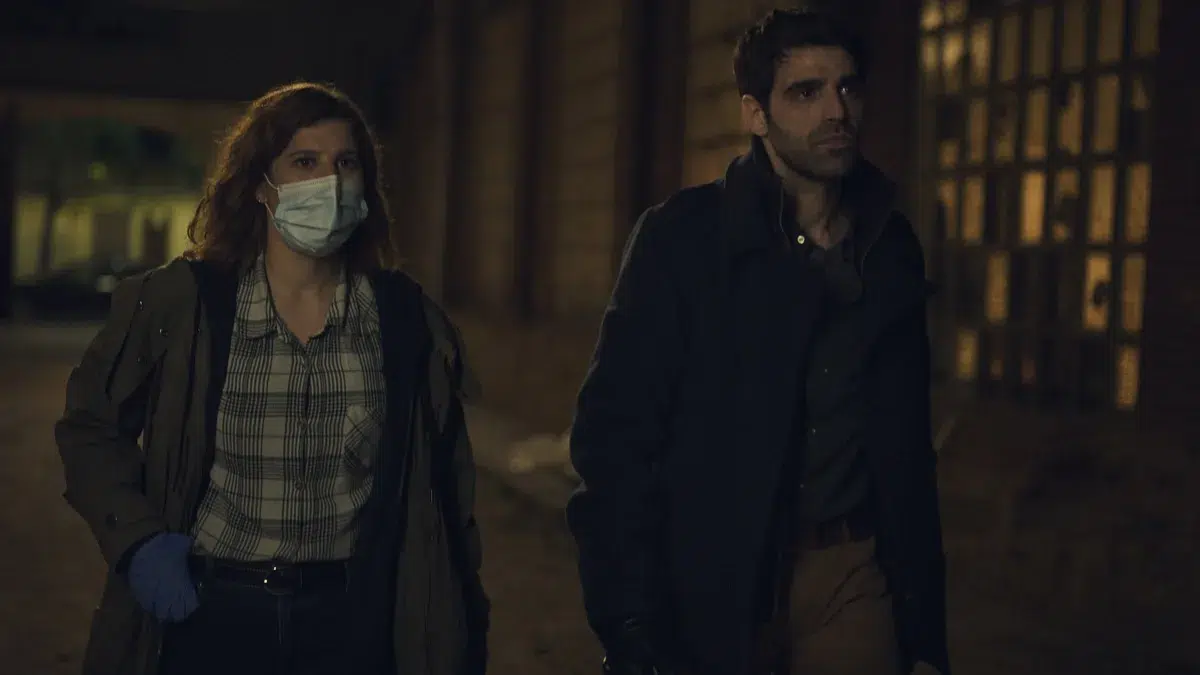 Nuevas imágenes de la serie 'El mal invisible': David Verdaguer y Ángela Cervantes persiguen a un asesino en pleno confinamiento 5