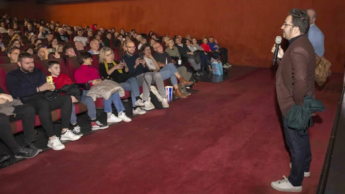 Directores promocionando su película 'puerta a puerta', la nueva normalidad de la distribución independiente 2 Directores promocionando su película 'puerta a puerta', la nueva normalidad de la distribución independiente 2