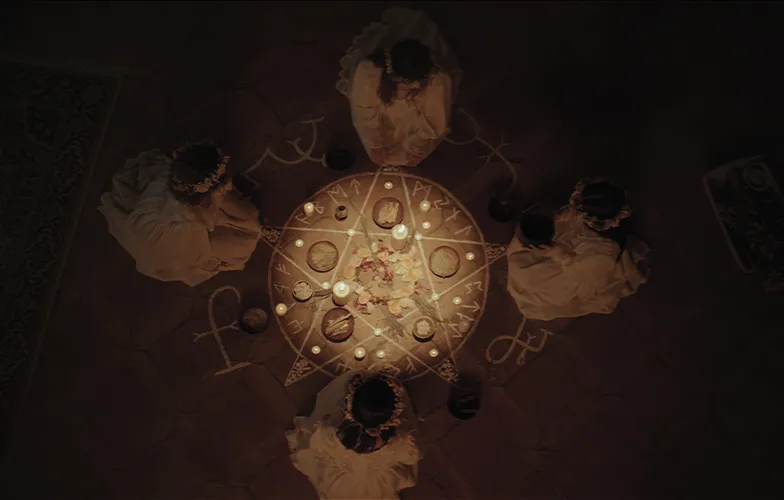 Primeras imágenes de 'El ritual de Lily', una historia de jóvenes y brujas ambientada en los años 90 2 Primeras imágenes de 'El ritual de Lily', una historia de jóvenes y brujas ambientada en los años 90 1