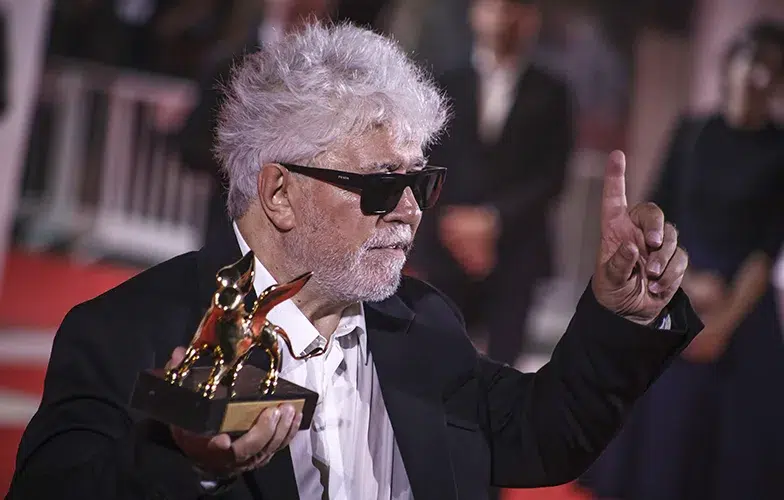 El audiovisual europeo bate récords de producción con trabajadores más precarios y las plataformas de EEUU copando el mercado 3 Pedro Almodóvar muestra su León de Oro en Festival de Venecia 2024. ©Marco Barada