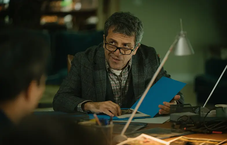 Tráiler de 'El Centro', un thriller de espías con Juan Diego Botto, Tristán Ulloa y Elena Martín 3 Tráiler de 'El Centro', un thriller de espías con Juan Diego Botto, Tristán Ulloa y Elena Martín 3