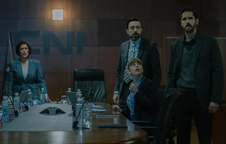 Tráiler de 'El Centro', un thriller de espías con Juan Diego Botto, Tristán Ulloa y Elena Martín 8 Tráiler de 'El Centro', un thriller de espías con Juan Diego Botto, Tristán Ulloa y Elena Martín 8