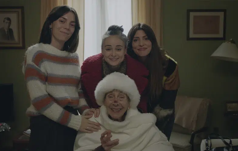 Bárbara Lennie, Victoria Luengo e Irene Escolar son las hijas de Carmen Machi en 'Verano en diciembre' 2 Bárbara Lennie, Victoria Luengo e Irene Escolar son las hijas de Carmen Machi en 'Verano en diciembre' 2