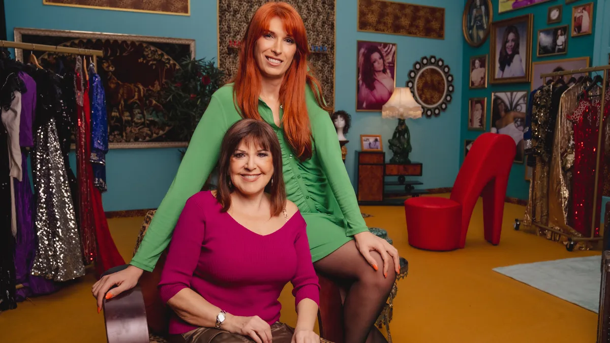 'Súper Sara': Max estrenará en junio la serie documental sobre Sara Montiel creada por Valeria Vegas 5 Valeria Vegas y Loles León en el rodaje de la serie documental 'Súper Sara'