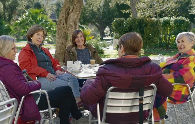 'Cien libros juntas': el club de lectura que desafía la soledad y el silencio de la vejez 1 'Cien libros juntas': el club de lectura que desafía la soledad y el silencio de la vejez 1