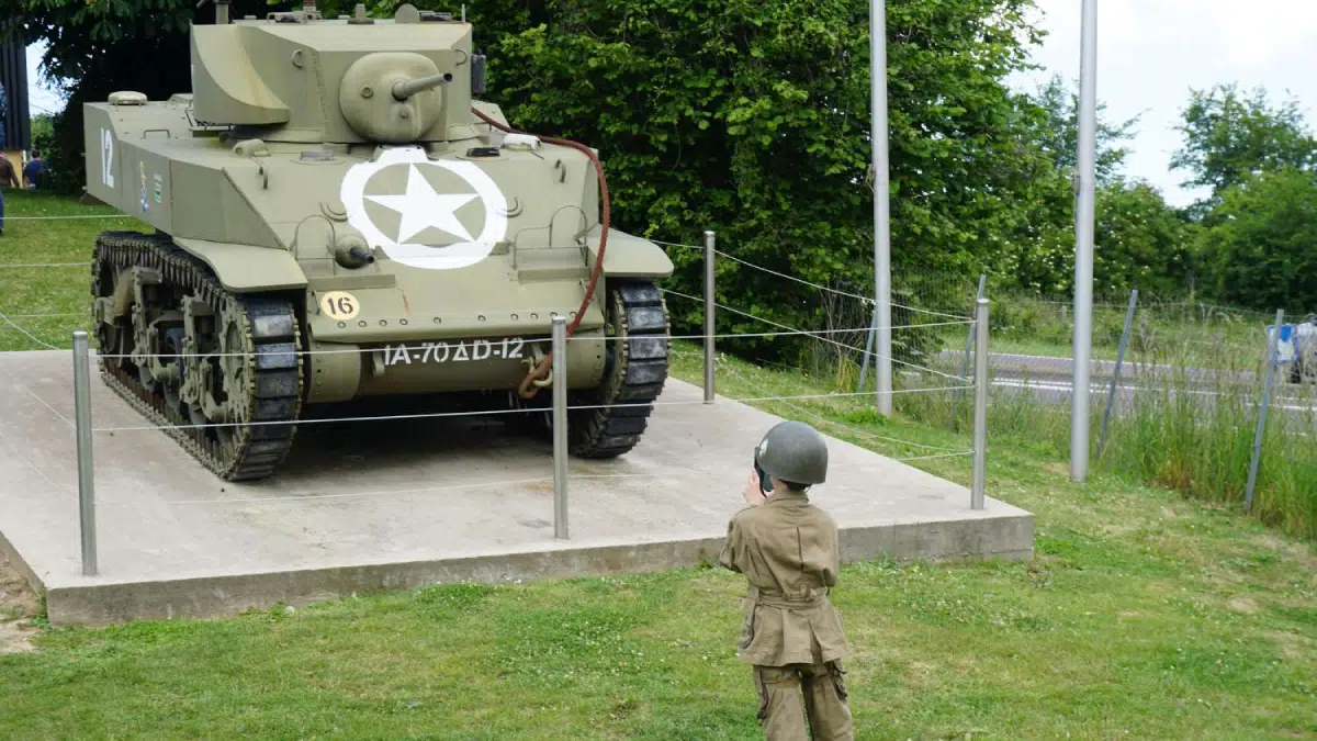 'Turismo de guerra', el documental sobre los selfies con tanques y la Guerra Civil que no te han contado 2 Turismo de guerra documental