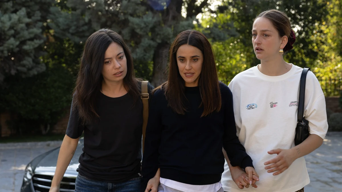 'Yo siempre a veces' y 'Se tiene que morir mucha gente', a Sección Oficial en Canneseries 2026 1 Anna Castillo, Macarena García y Laura Weissmahr en 'Se tiene que morir mucha gente'. ©Movistar Plus+