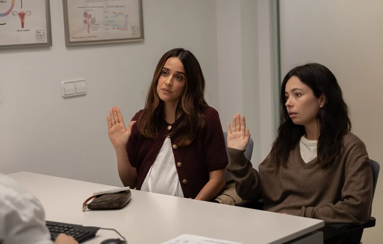 <strong>Se tiene que morir mucha gente</strong>: El síndrome de Peter Pan, pero con antidepresivos 1 Macarena García y Anna Castillo en 'Se tiene que morir mucha gente'. ©Movistar Plus+