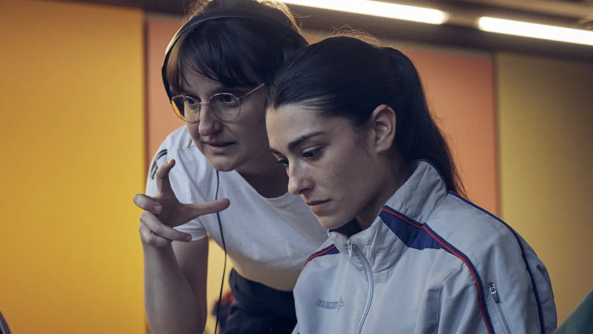El tema de la salud mental en el deporte de élite pasa al cine en la película 'Corredora' 3 Laura García Alonso y Alba Sáez en el rodaje de 'Corredora'. ©Quim Vives