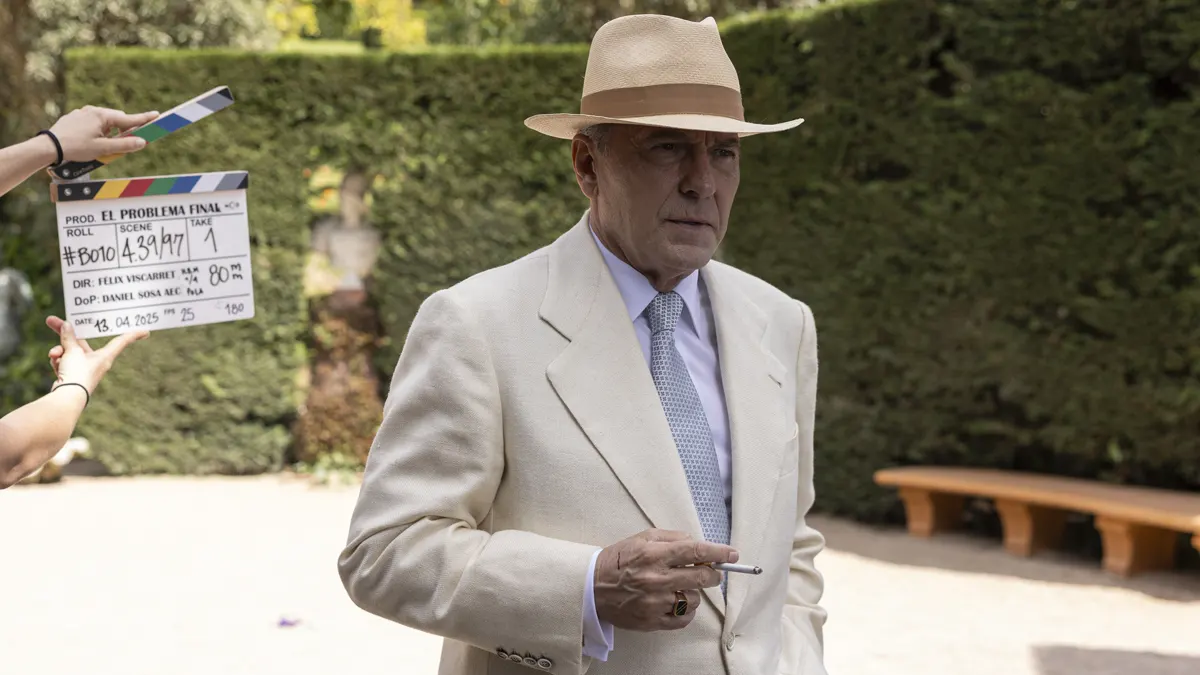 ¿Quién es el asesino? Netflix pone en marcha 'El problema final', la adaptación a serie de la novela de Arturo Pérez-Reverte 5 Jose Coronado en el rodaje de 'El problema final', la serie.