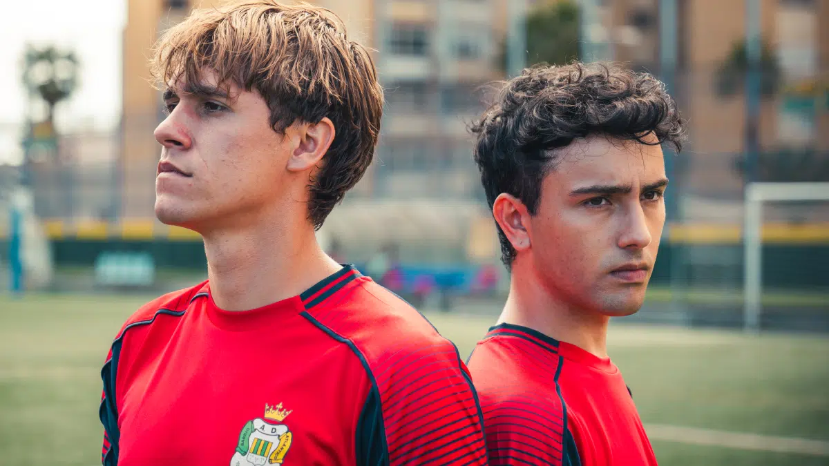 Dos jóvenes promesas del fútbol se enfrentan a sentimientos inesperados en 'Lo que no decimos' 2 Lo que no decimos