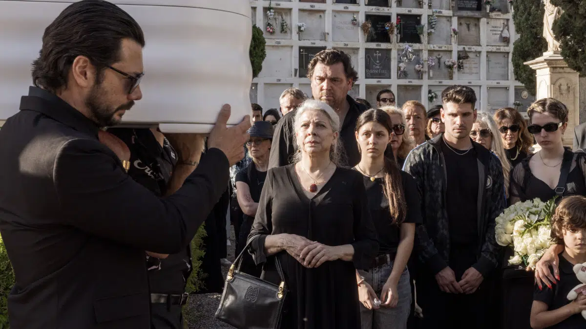 Tráiler de 'Dos tumbas': Kiti Mánver es una abuela en busca de venganza en en lo nuevo del creador de 'La caza' 4 Dos tumbas