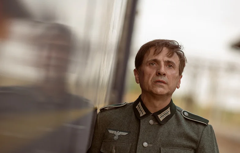 'Arriba Tutto': José Mota debuta como director de cine con una comedia dramática por la concordia en medio de una guerra 2 'Arriba Tutto': José Mota debuta como director de cine con una comedia dramática por la concordia en medio de una guerra 2