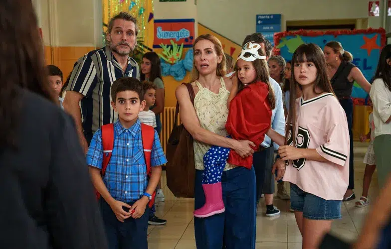 Tráiler de 'Tres de más': Salva Reina y Kira Miró se encuentran con tres hijos por sorpresa 1