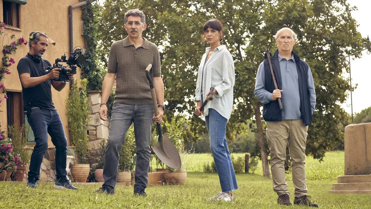 'Cinco minutos mas': el bucle temporal de Berto Romero junto a Javier Cámara y Belén Cuesta 1 Berto Romero, Belén Cuesta y Javier Cámara en el rodaje de la película 'Cinco minutos más'