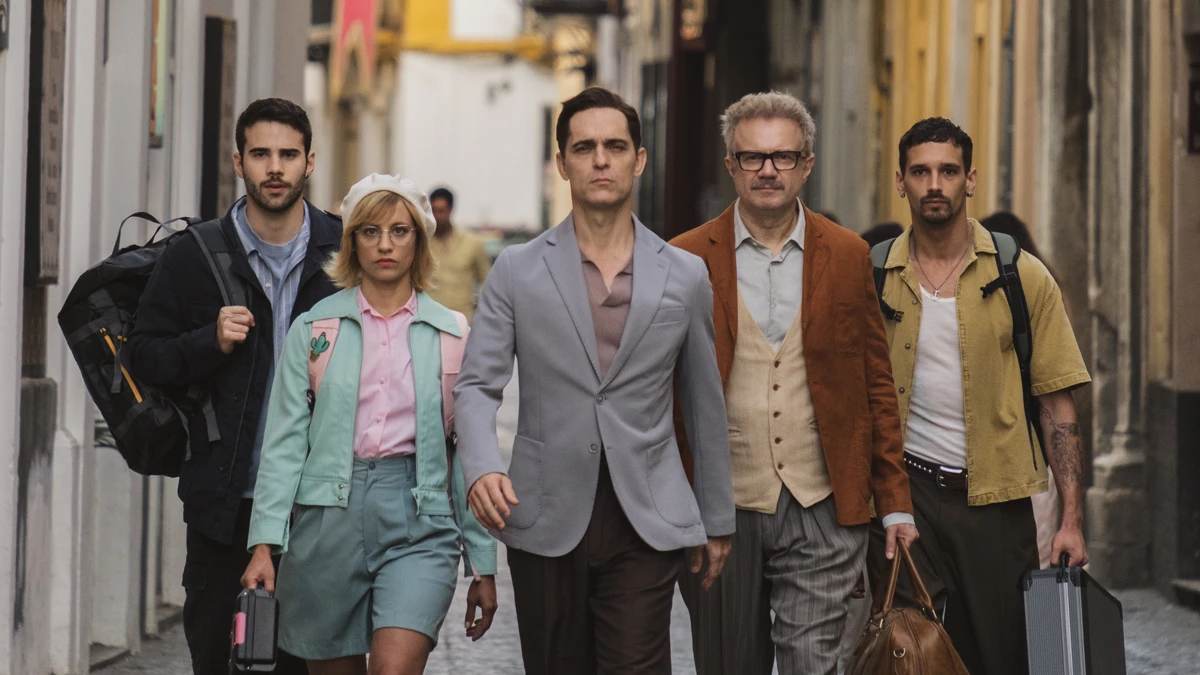 Sevilla, el paisaje perfecto para un nuevo robo: tráiler de 'Berlín y La dama del armiño' 3 Berlín y su banda caminan por Sevilla en 'Berlín y la dama del armiño'. ©Felipe Hernández