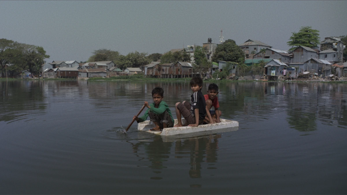'Black Water', el documental español sobre el 'éxodo climático' de miles de personas en Bangladesh 2 Black Water documental Bangladesh