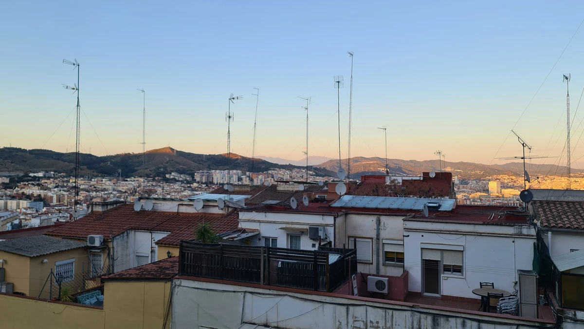 El director Claudio Zulián vuelve al barrio en 'A través del Carmel 20.26', secuela de su documental de 2006 2 A través del Carmel 20.26