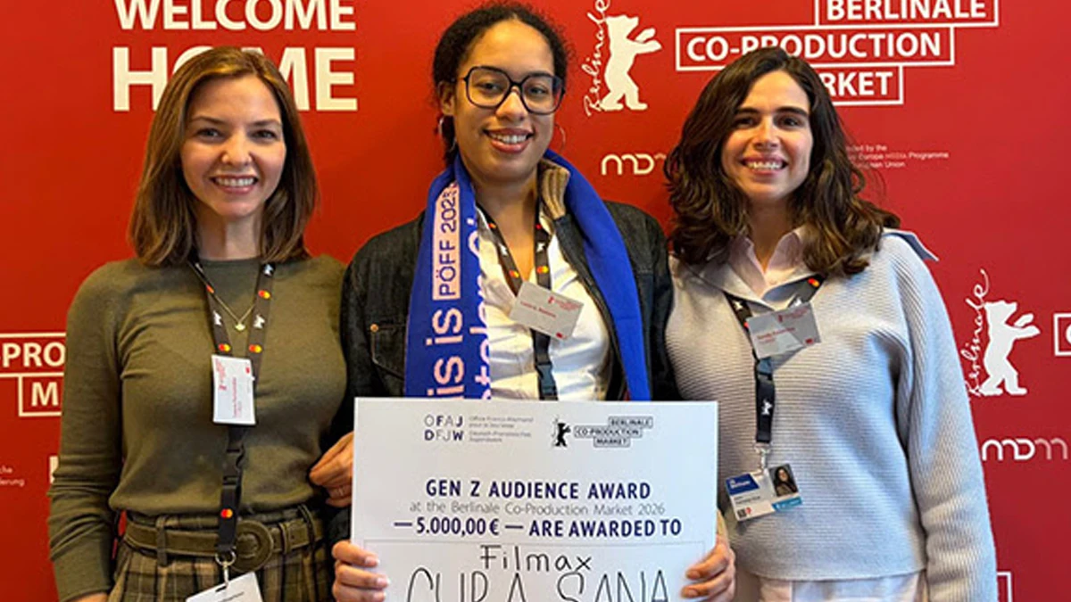 'Cura sana', ópera prima de Lucía G. Romero, premiada en el mercado de coproducciones de la Berlinale 1 Laura Fernández Brites, Lucía G. Romero y Sendy Palomino Vivar al recoger el Gen-Z Audiencia Award por 'Cura sana'. ©Filmax