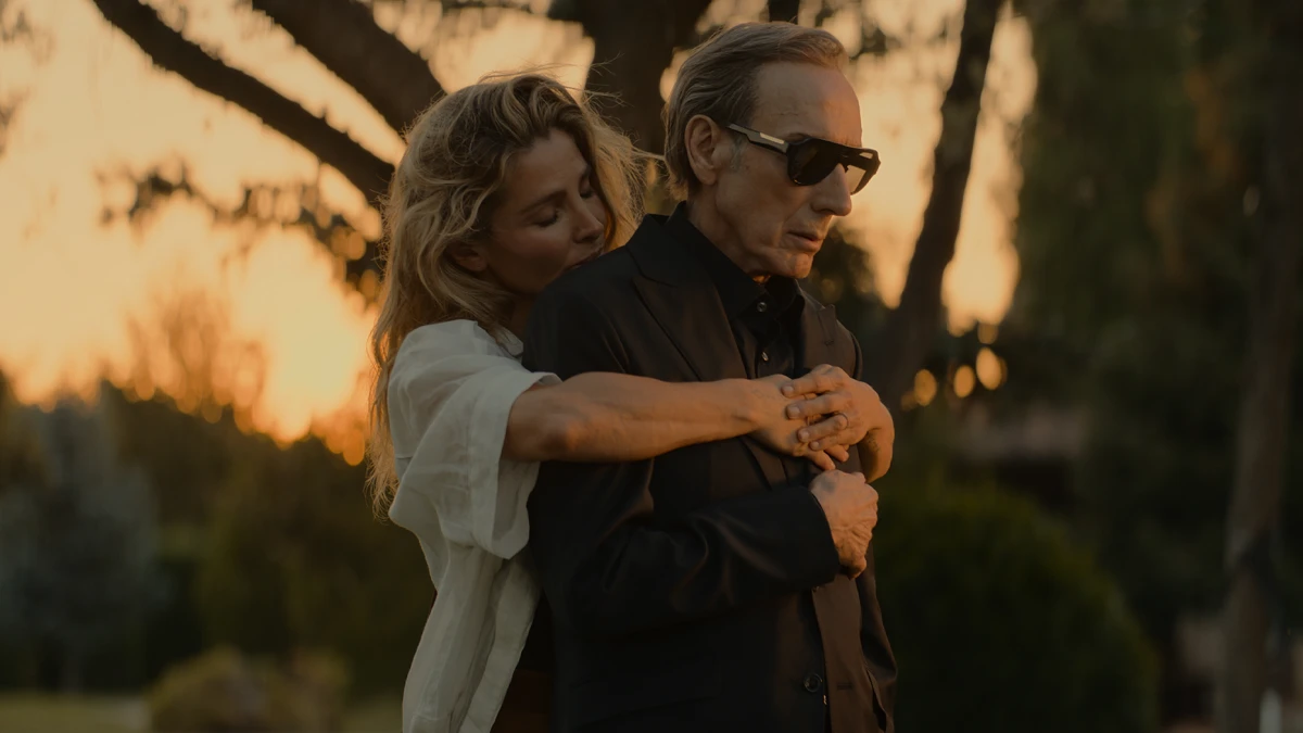 SkyShowtime estrenará la serie 'El Homenaje', el último trabajo de ficción de Eusebio Poncela 1 Elsa Pataky y Eusebio Poncela en 'El Homenaje'. ©SkyShowtime
