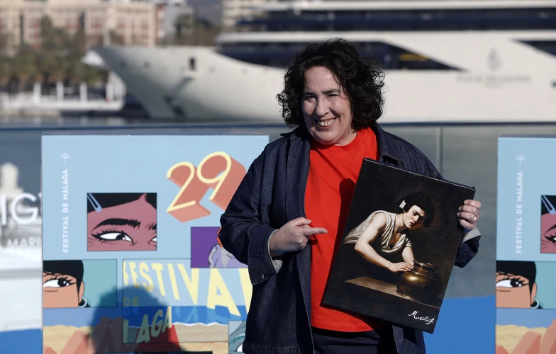 <strong>Cada día nace un listo</strong>: Una divertidísima comedia negra de estafadores 1 Arantxa Echevarría muestra el botín en la presentación de 'Cada día nace un listo' en Málaga. ©Álex Zea