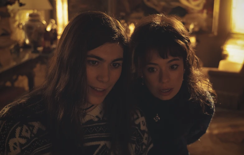 Elisabeth Martínez y Anna Castillo en 'Mi querida señorita'. ©Michael Oats