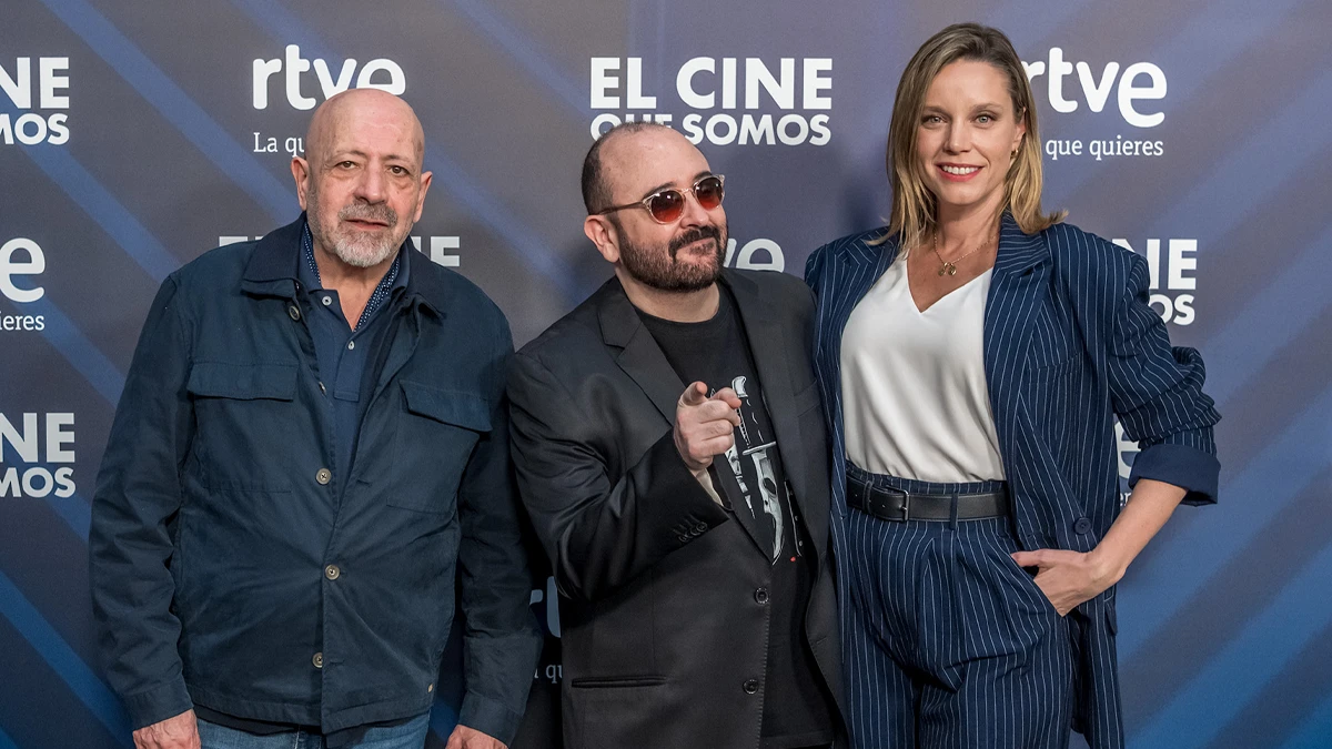 Álex de la Iglesia dirigirá 'El malentendido', una comedia sobre un incidente diplomático 1 Manuel Tafallé, Carlos Areces y Carolina Bang en la presentación de 'El malentendido' en un evento de RTVE. ©RTVE