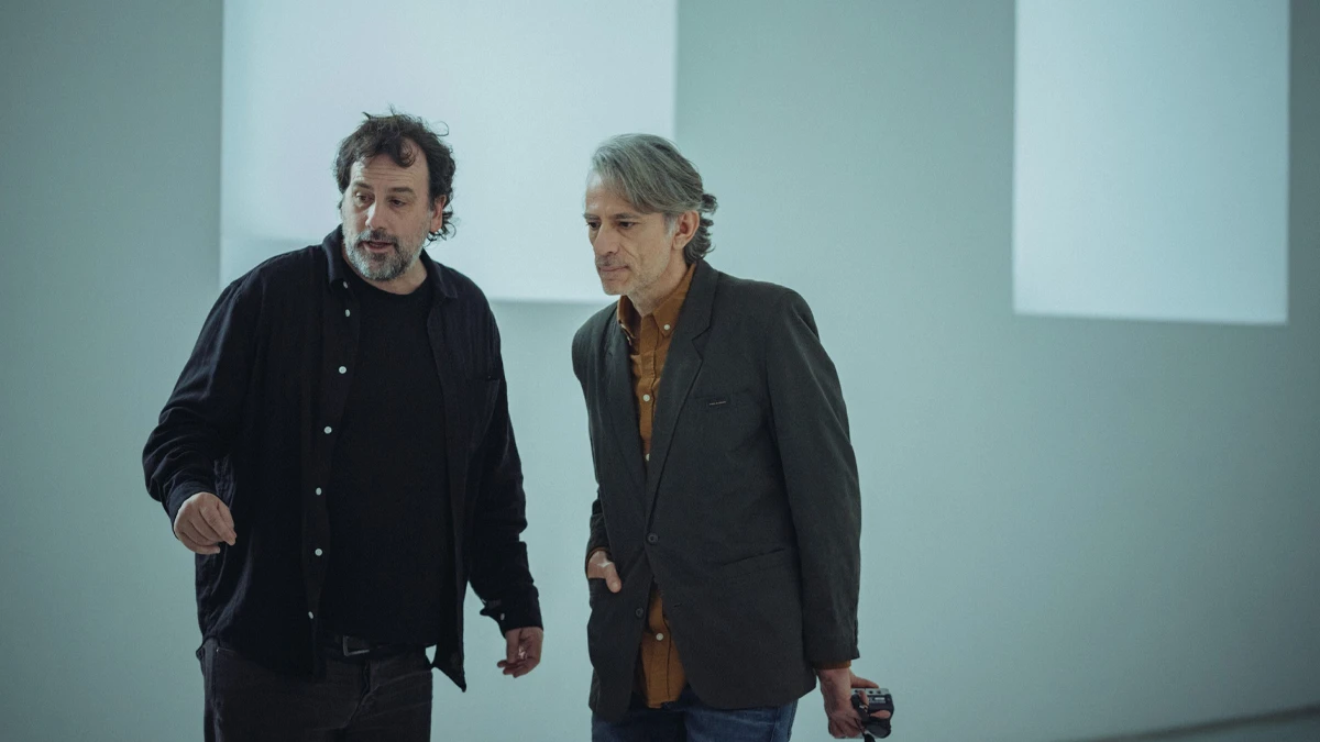 Isaki Lacuesta cuenta el robo de una estatua de 38 toneladas en 'Obra maestra' 2 Isaki Lacuesta y Juan Tallón en el rodaje de 'Obra maestra' en el Museo Reina Sofía. ©Niete