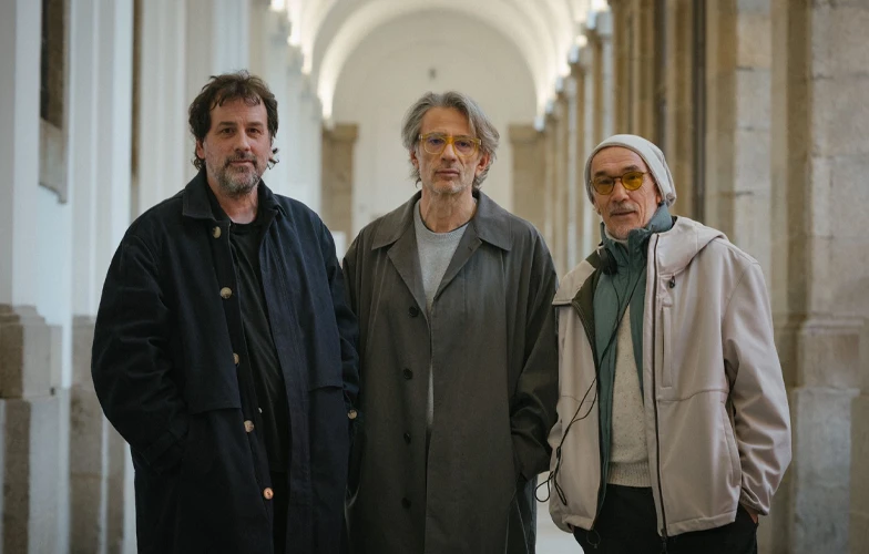 Isaki Lacuesta cuenta el robo de una estatua de 38 toneladas en 'Obra maestra' 1 Isaki Lacuesta, Juan Tallón y José Manuel Lorenzo en el Museo Reina Sofía para el rodaje de 'Obra maestra'. ©Niete
