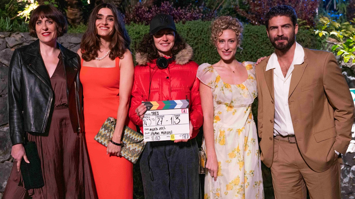 Un grupo de amigas de la universidad intenta cumplir a la vez su sueño de ser madres en 'Tres' 1 Aixa Villagrán, Olivia Molina, María Ruiz, Teresa Riott y Maxi Iglesias en el rodaje de 'Tres'. ©Secuoya Studios