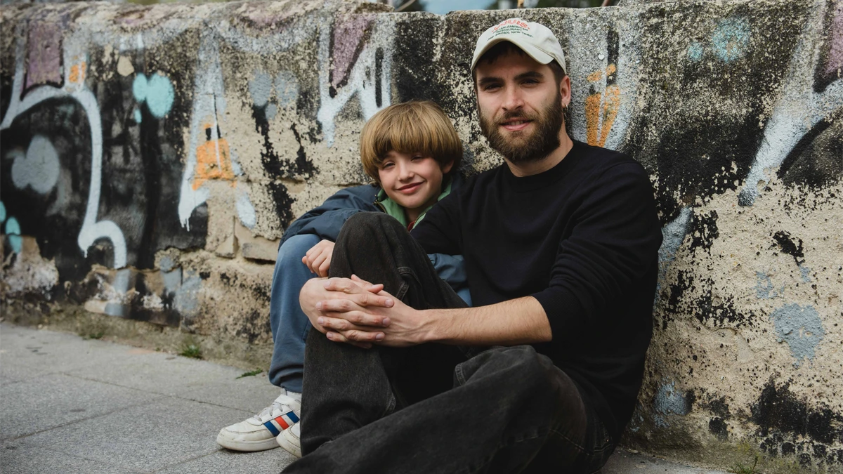 Ricardo Gómez debuta como director con 'Una familia' 3 Víctor Lite y Ricardo Gómez en el rodaje de 'Una familia'. ©Laia Lluch