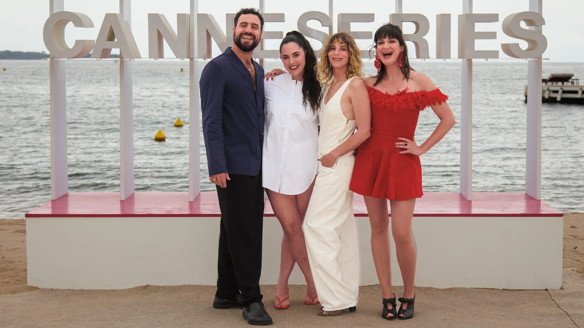'Yo siempre a veces' gana el premio a Mejor Guion en Canneseries 1 El equipo de 'Yo siempre a veces' en Canneseries. ©Marco Barada/Movistar Plus+