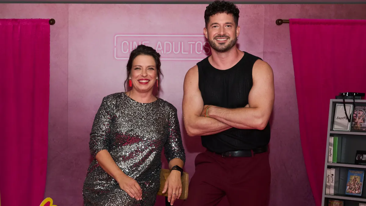 Los creadores de 'Cochinas': "En la serie tenía que estar el sexo de andar por casa, el de 'hoy no me corro, cariño'" 2 Entrevista a Carlos del Hoyo e Irene Bohoyo, creadores de la serie 'Cochinas'