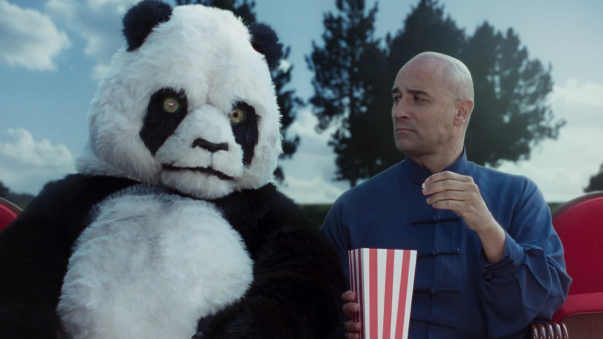 Tráiler de 'Una pistola, una bala y un oso panda', una comedia sobre salir de una depresión de manera inesperada 1 Alain Hernández y el panda de 'Una pistola, una bala y un oso panda'.