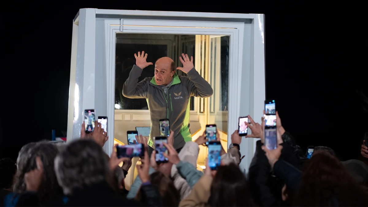 Primeras imágenes de 'Atasco 4': la serie de los embotellamientos concursa en el Grand Prix y se sube al Papamovil 4 Pepe Viyuela en 'Atasco 4'. ©Javier de Agustín