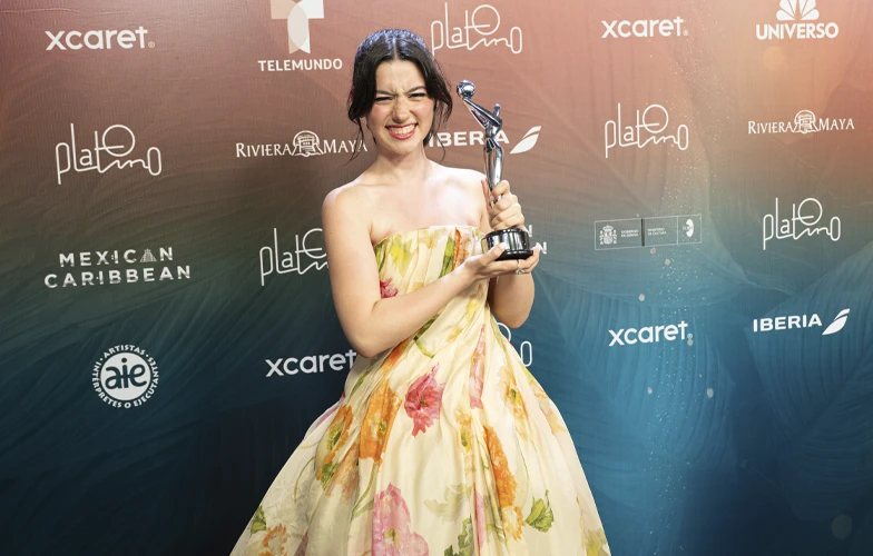 'Sorda', 'Los domingos' y 'La cena' se cuelan en la gran noche de 'El agente secreto' en los Premios Platino 2026 1 Blanca Soroa muestra su premio a Mejor Interpretación Femenina. ©Premios Platino