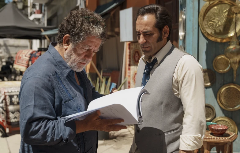 Pedro Casablanc da instrucciones a Jesús Carroza en el rodaje de 'El sastre del rey'. ©Manolo Pavón