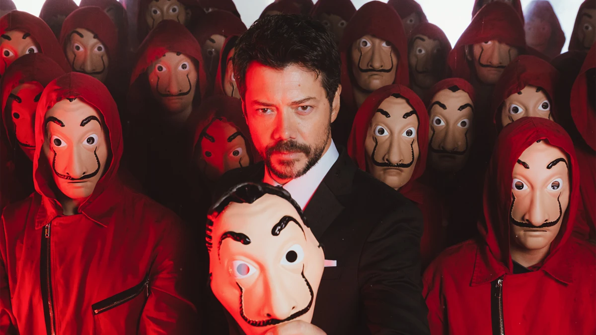 Siempre hay otro golpe que dar: 'Berlín' se acaba, pero el universo de 'La casa de papel' seguirá expandiéndose 1 Álvaro Morte en una imagen promocional de la expansión de 'La casa de papel'. ©Nil Ventura/Netflix