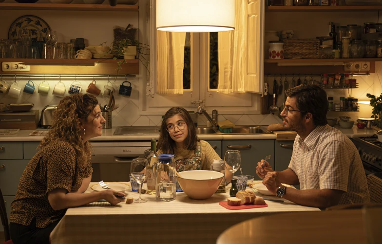 Se rueda 'Antiheroes': Ángela Cervantes es una cantante frustrada que debe convertir en banda a cinco niños imposibles 1 Ángela Cervantes y Maxi Iglesias en 'Antihéroes'. ©Irene Kuroi y Laura Pattoglio