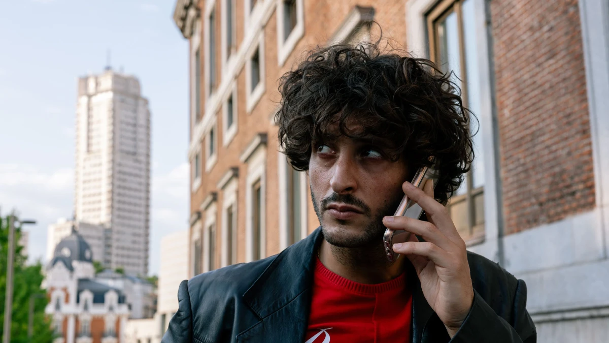 Se rueda 'Domani', una película sobre "no saber decir que no en Madrid" del director de los videoclips de C. Tangana 3 Daniel Ibáñez en 'Domani'. ©Lluis Tudela